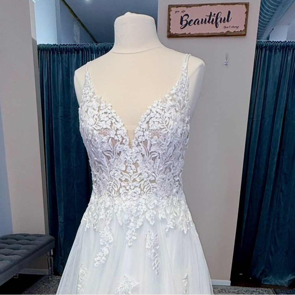 Maggie Sottero Elegant White Wedding Dress - Picture 9 of 9